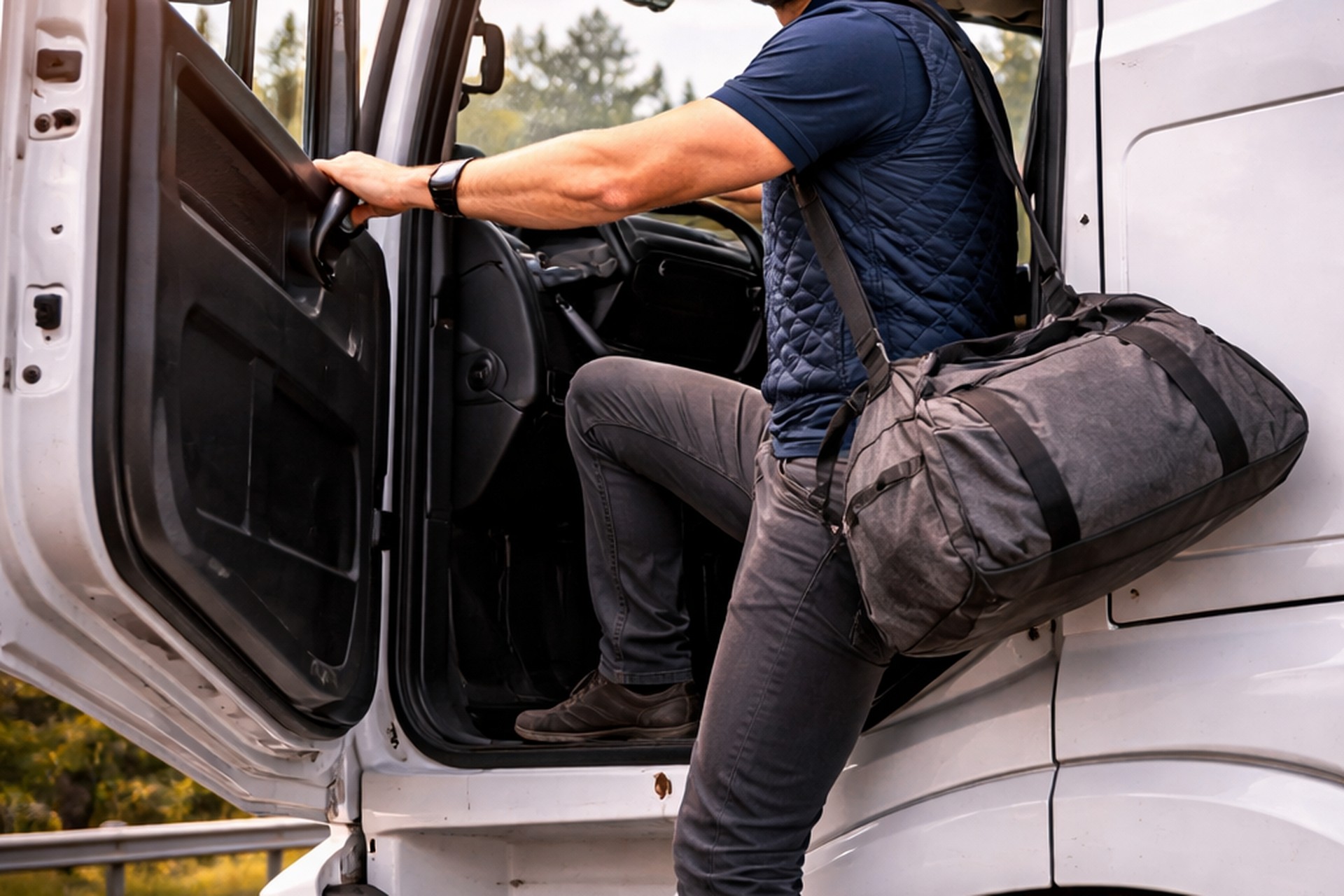 Ersatzkraftfahrer steigt in LKW ein